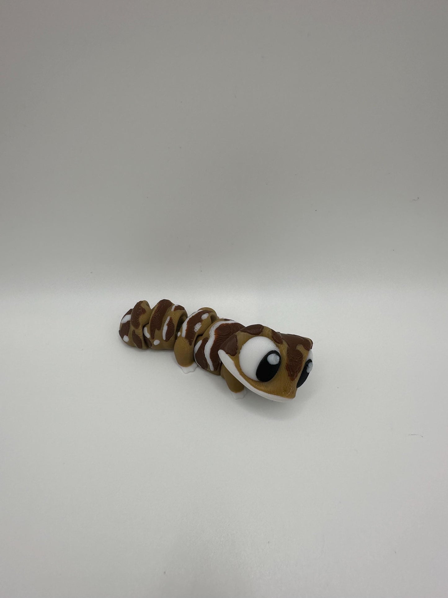 3D Printed Articulated Gecko Figurine: Movable Lizard Decor
