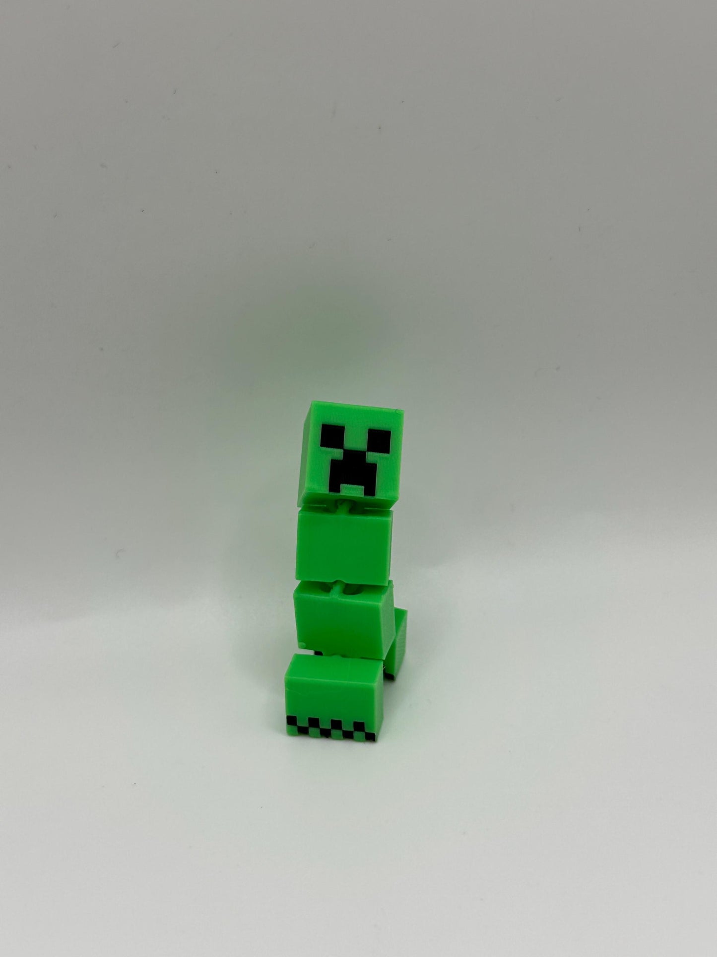Articulated Kreepor Figurine – Pixel-Inspired Poseable Toy for Fantasy Desk Decor & Collectible Gift