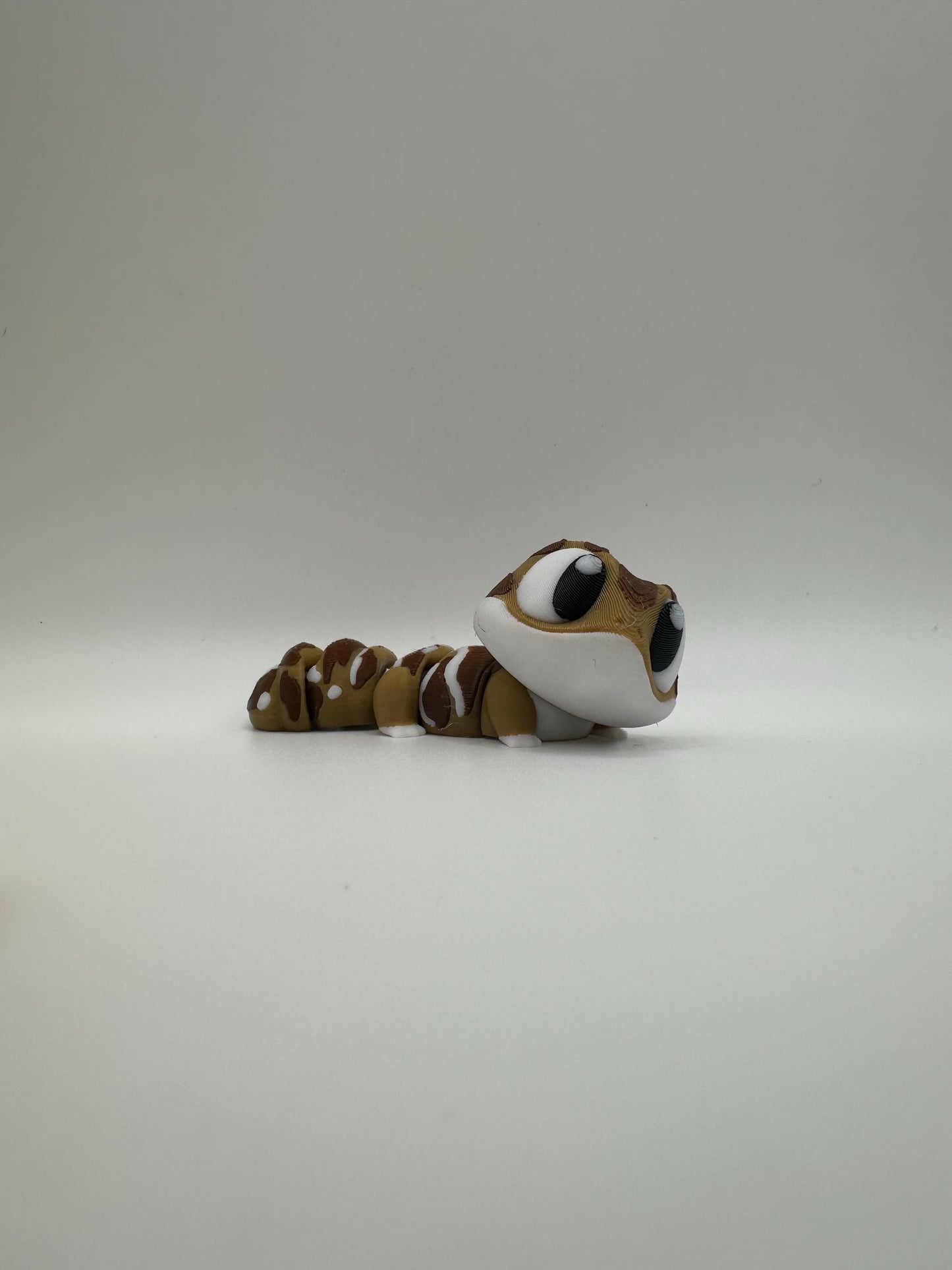 3D Printed Articulated Gecko Figurine: Movable Lizard Decor