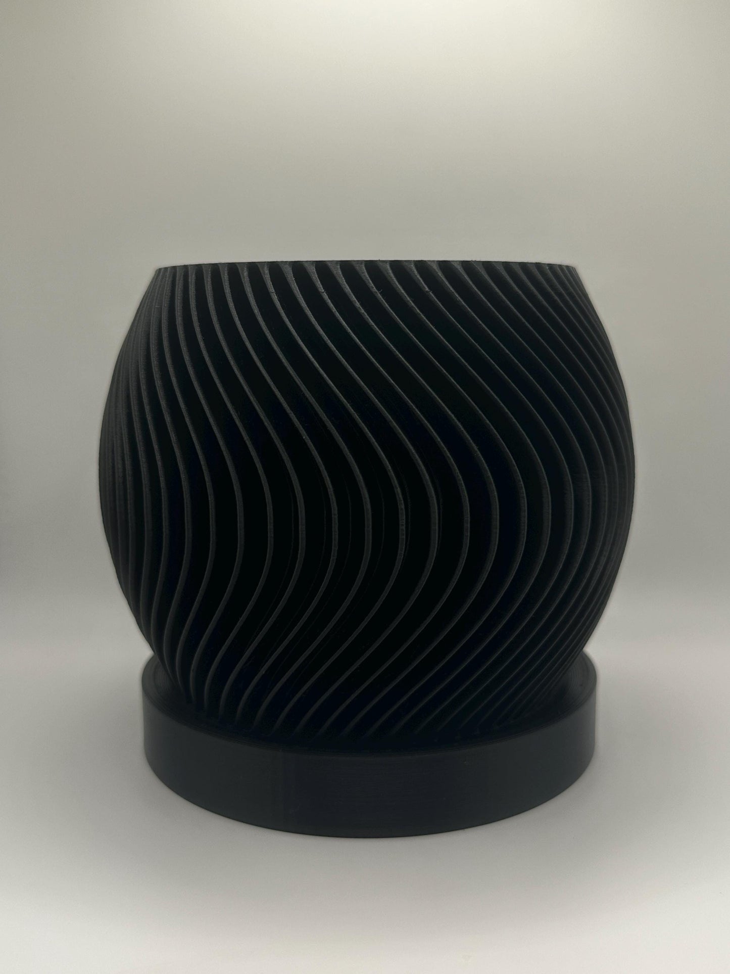 Modern Spiral Planter with Matching Drip Tray – Black or White Indoor/Outdoor Plant Pot