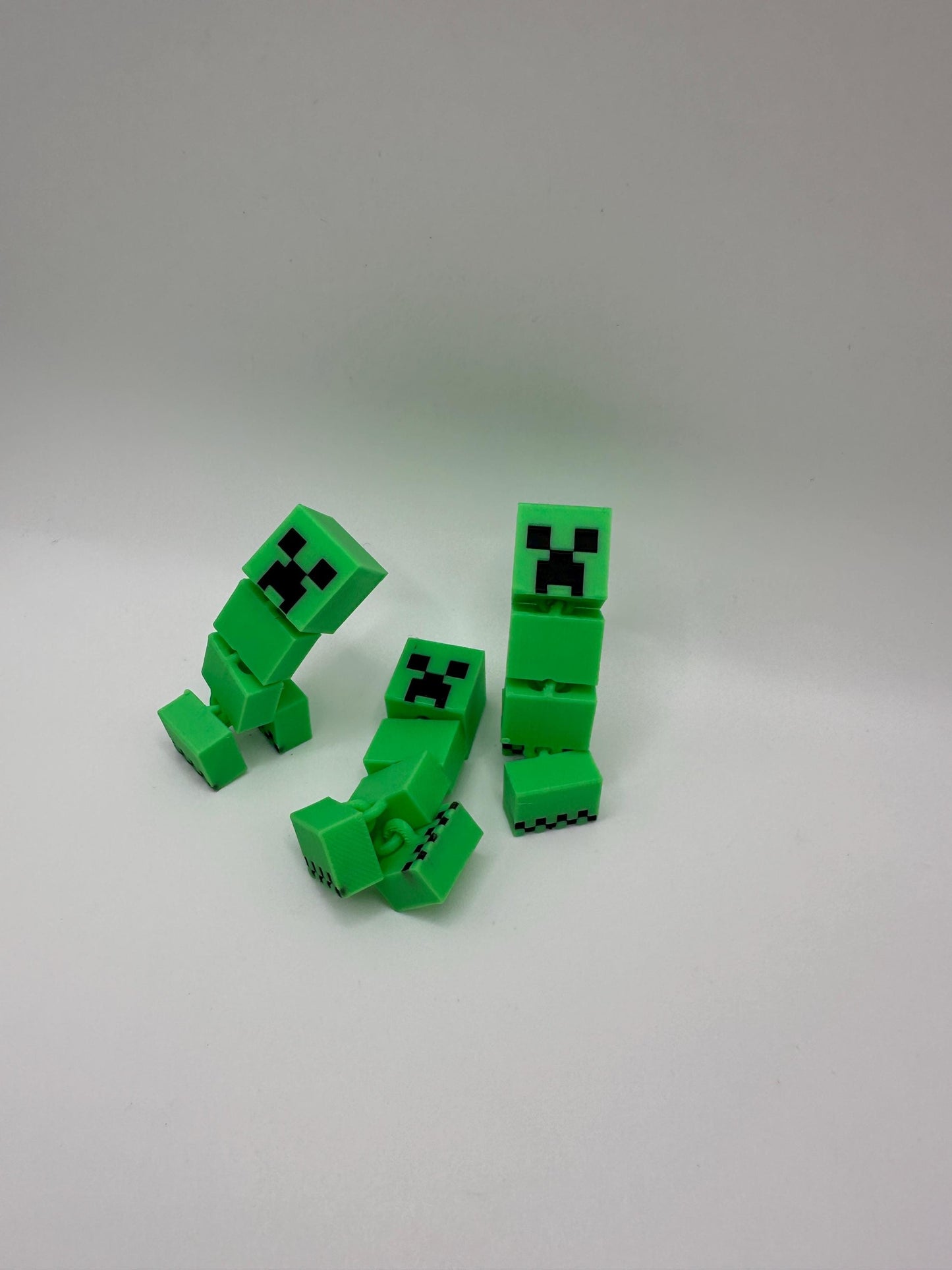 Articulated Kreepor Figurine – Pixel-Inspired Poseable Toy for Fantasy Desk Decor & Collectible Gift