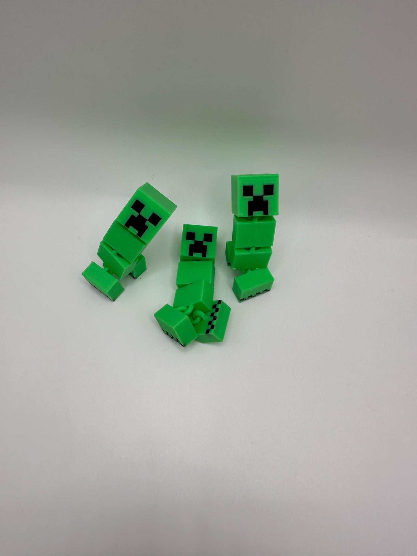 Articulated Kreepor Figurine – Pixel-Inspired Poseable Toy for Fantasy Desk Decor & Collectible Gift