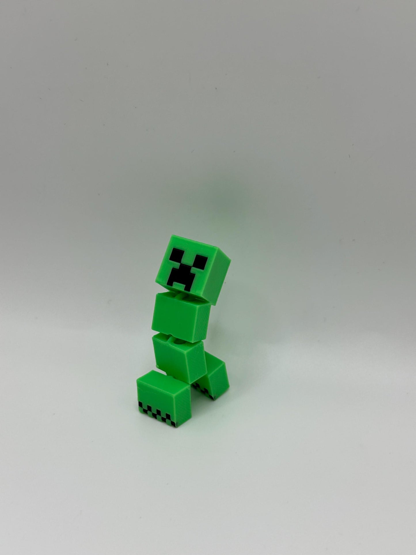 Articulated Kreepor Figurine – Pixel-Inspired Poseable Toy for Fantasy Desk Decor & Collectible Gift