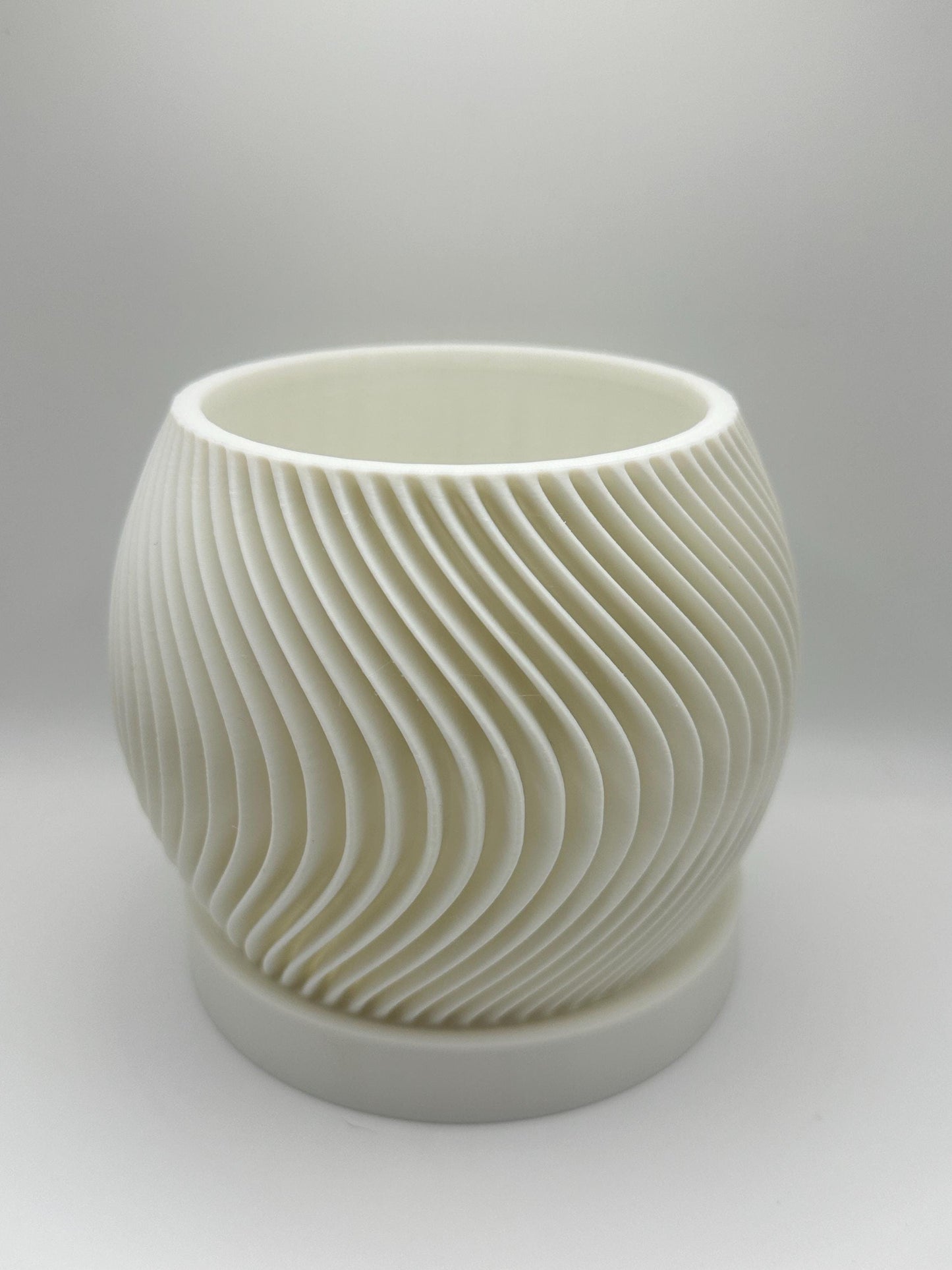 Modern Spiral Planter with Matching Drip Tray – Black or White Indoor/Outdoor Plant Pot