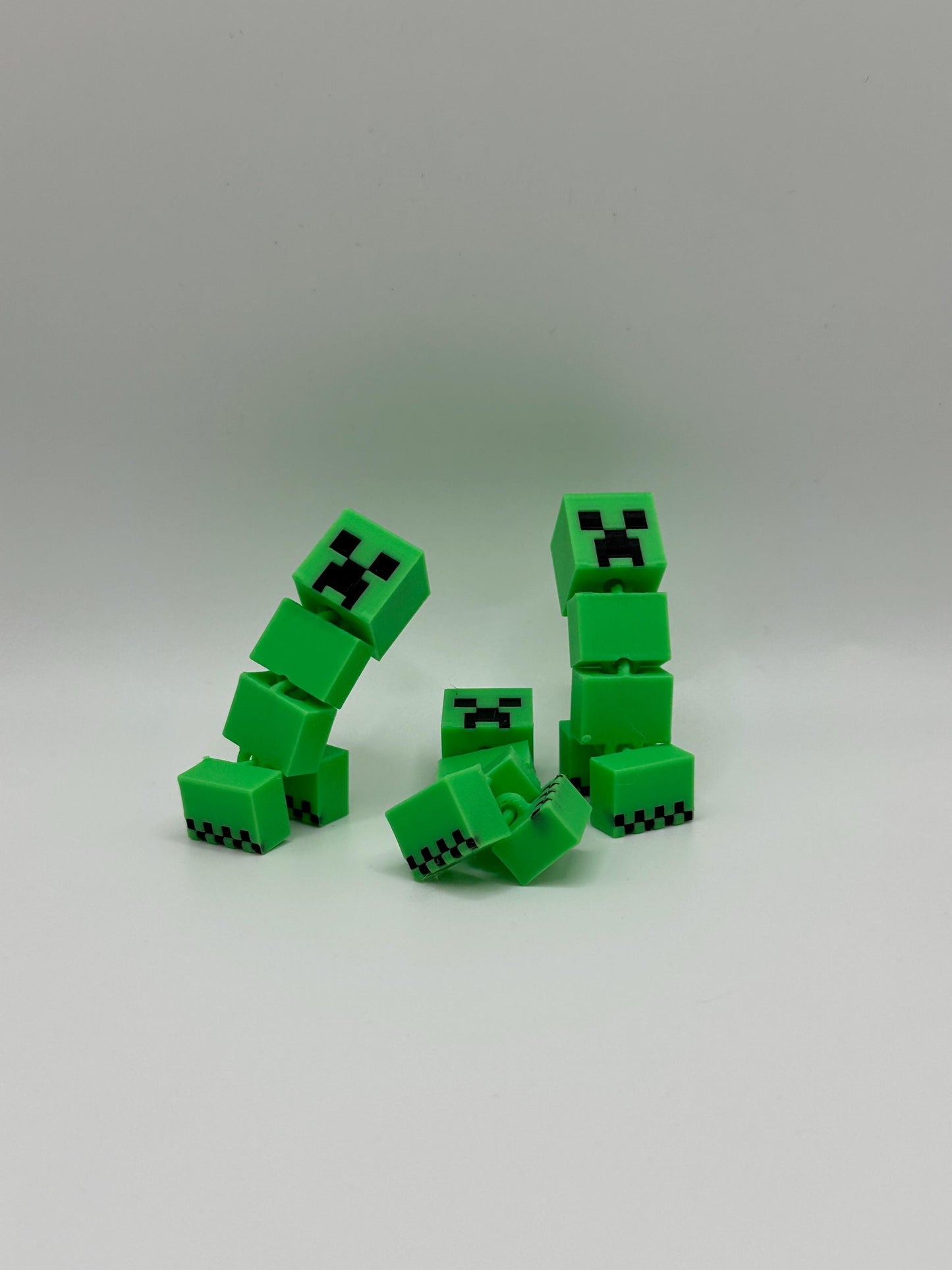 Articulated Kreepor Figurine – Pixel-Inspired Poseable Toy for Fantasy Desk Decor & Collectible Gift